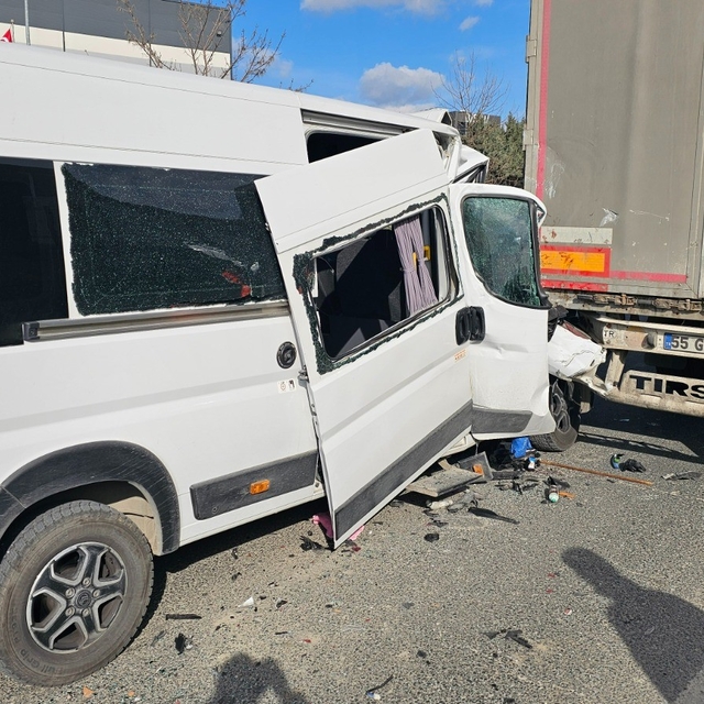 Çerkezköy'de işçi servisi tıra çarptı: 1'i ağır 4 yaralı