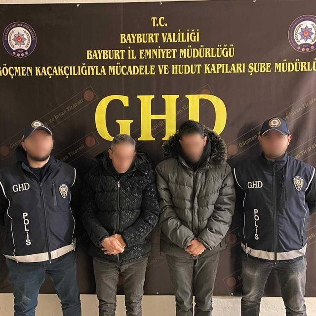 Bayburt'ta göçmen kaçakçılığı operasyonunda 5 düzensiz göçmen ile 5 şüpheli...