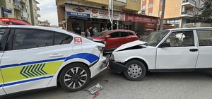 Yayaya yol veren polis aracına Tofaş otomobil arkadan çarptı