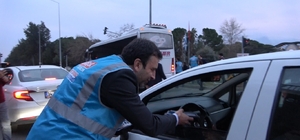 Antalya'da trafikte kalan vatandaşlara "İftara 5 Kala" sürprizi