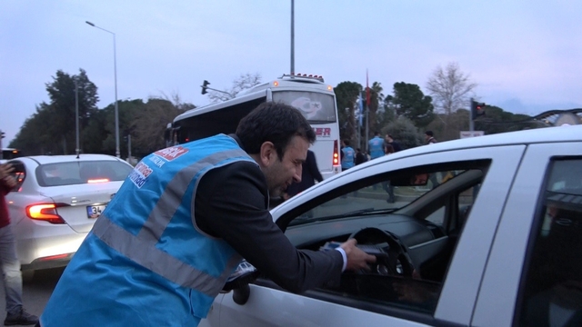 Antalya'da trafikte kalan vatandaşlara "İftara 5 Kala" sürprizi