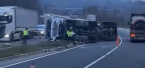 Virajı alamayan çimento tankeri devrildi: 1 yaralı