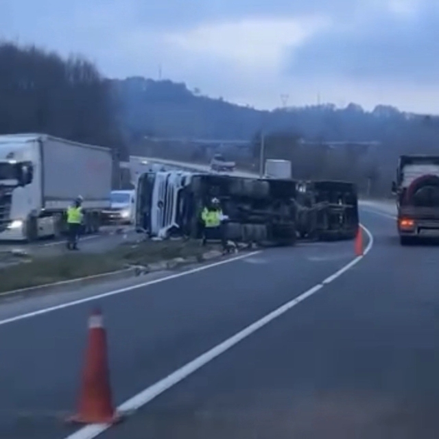 Virajı alamayan çimento tankeri devrildi: 1 yaralı