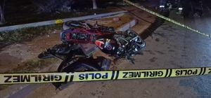 Aydınlatma direğine çarpan motosiklet sürücüsü hayatını kaybetti Bir aylık evli genç motosiklet kazasında öldü