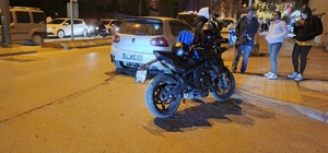 Bafra'da motosiklet otomobile çarptı: 1 yaralı