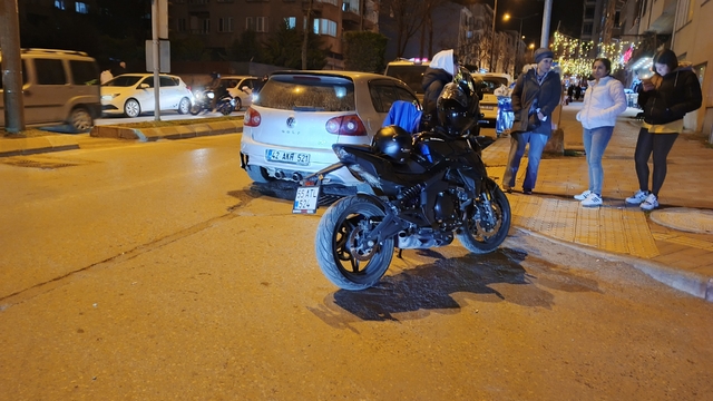 Bafra'da motosiklet otomobile çarptı: 1 yaralı