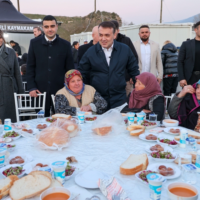 Büyük yangın sonrası yaralarını saran vatandaşlar iftarda bir araya geldi