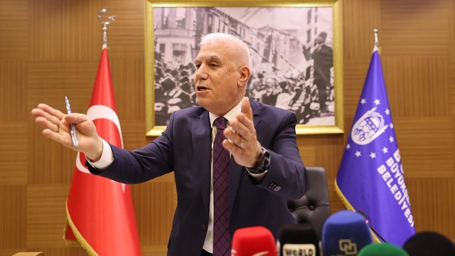 Bursa Büyükşehir Belediye Başkanı Bozbey: "20 senedir yapılmamış hizmetleri yapıyoruz"
Başkan Bozbey, Buski'de hizmetlerin kısıtlı da olsa yapılabilmesi çiin Büyükşehir bütçesinden 1 milyar lira aktardıklarını bildirdi