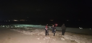 İznik Gölü'ne uçan otomobilde can pazarı Bursa'da kontrolden çıkan otomobil İznik Gölü'ne uçtu Otomobil İznik Gölü'ne uçtu, sürücü yaralı kurtuldu