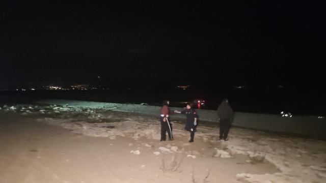 İznik Gölü'ne uçan otomobilde can pazarı
Bursa'da kontrolden çıkan otomobil İznik Gölü'ne uçtu
Otomobil İznik Gölü'ne uçtu, sürücü yaralı kurtuldu