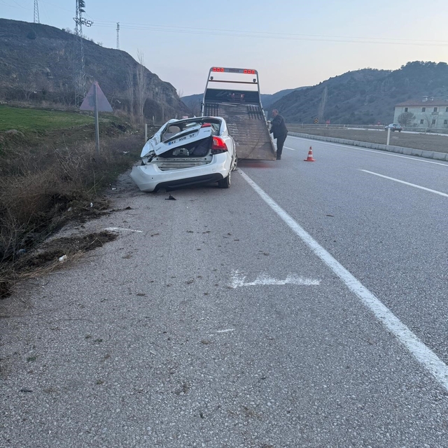 Çorum'da otomobil dereye devrildi: 4 yaralı