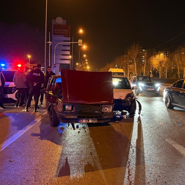 Kayseri'de otomobiller çarpıştı: 1 yaralı
