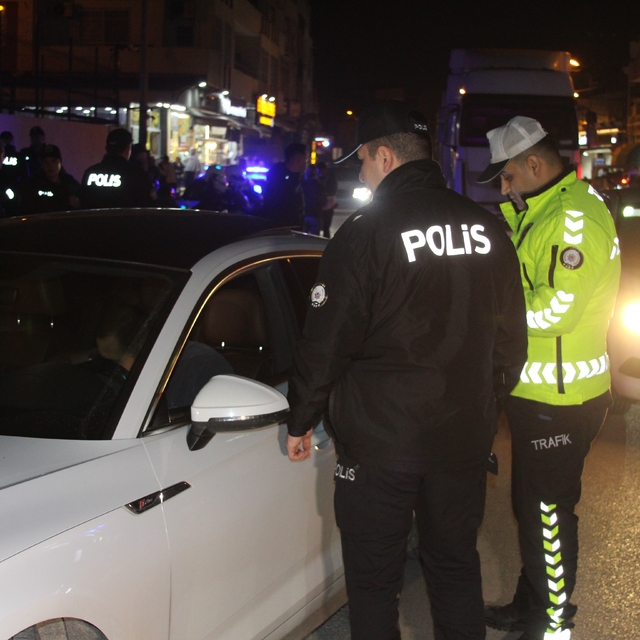 Adana'da 2 bin 305 personelle 'Huzur ve Güven' uygulaması
Adana Valisi Must...