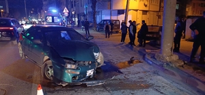 Bursa'da otomobil enerji nakil hattı direğine çarptı: 3 yaralı