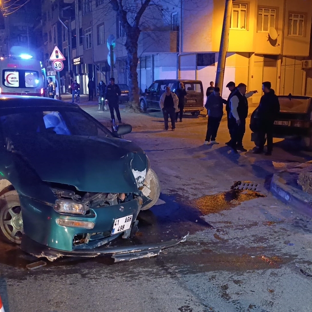 Bursa'da otomobil enerji nakil hattı direğine çarptı: 3 yaralı