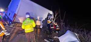 Kamyonet TIR’a arkadan çarptı: 2 ölü, 1 yaralı