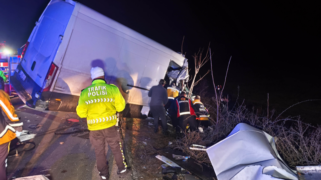Kamyonet TIR'a arkadan çarptı: 2 ölü, 1 yaralı