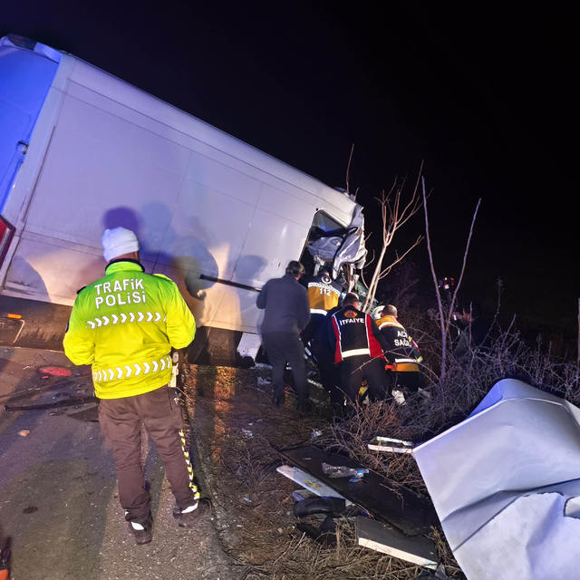 Kamyonet TIR'a arkadan çarptı: 2 ölü, 1 yaralı