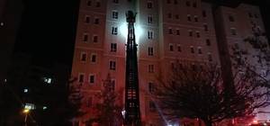 Apartmanın girişindeki elektrik panosunda yaşanan patlama paniğe neden oldu Dumandan etkilenen 3 kişi hastaneye kaldırıldı