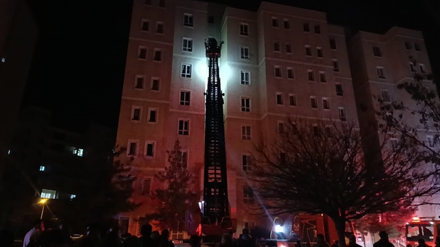 Apartmanın girişindeki elektrik panosunda yaşanan patlama paniğe neden oldu
Dumandan etkilenen 3 kişi hastaneye kaldırıldı