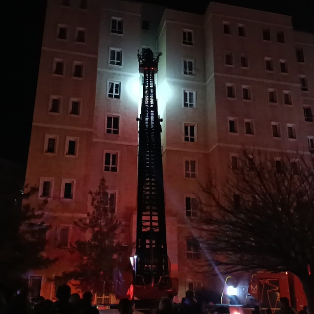 Apartmanın girişindeki elektrik panosunda yaşanan patlama paniğe neden oldu...