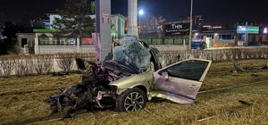 Tramvay yolundaki direğe çarpan otomobil kağıt gibi büküldü: 1 yaralı Otomobilin motoru tramvay yoluna fırladı