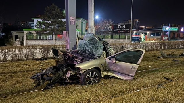 Tramvay yolundaki direğe çarpan otomobil kağıt gibi büküldü: 1 yaralı
Otomobilin motoru tramvay yoluna fırladı