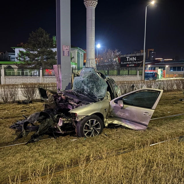 Tramvay yolundaki direğe çarpan otomobil kağıt gibi büküldü: 1 yaralı
Otomo...