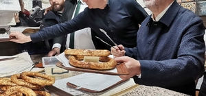 AK Parti’li Kasapoğlu, İzmir’de vatandaşlarla sahurda bir araya geldi