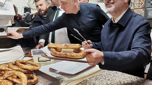 AK Parti'li Kasapoğlu, İzmir'de vatandaşlarla sahurda bir araya geldi