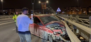 Kayseri’de karşı yola geçen otomobil bariyerlere çarptı Kaza yapan sürücü ailesine kaza haberini görüntülü arayarak verdi