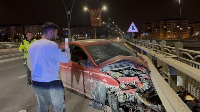 Kayseri'de karşı yola geçen otomobil bariyerlere çarptı
Kaza yapan sürücü ailesine kaza haberini görüntülü arayarak verdi