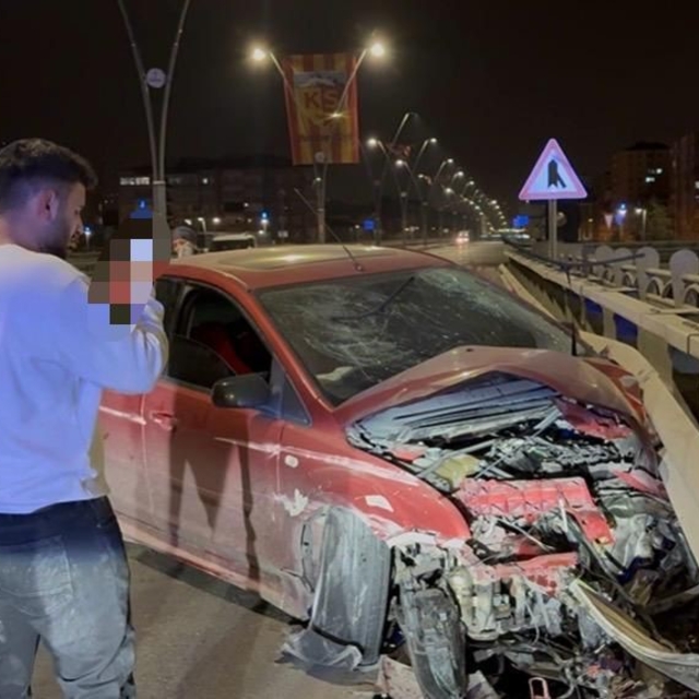 Kayseri'de karşı yola geçen otomobil bariyerlere çarptı
Kaza yapan sürücü a...