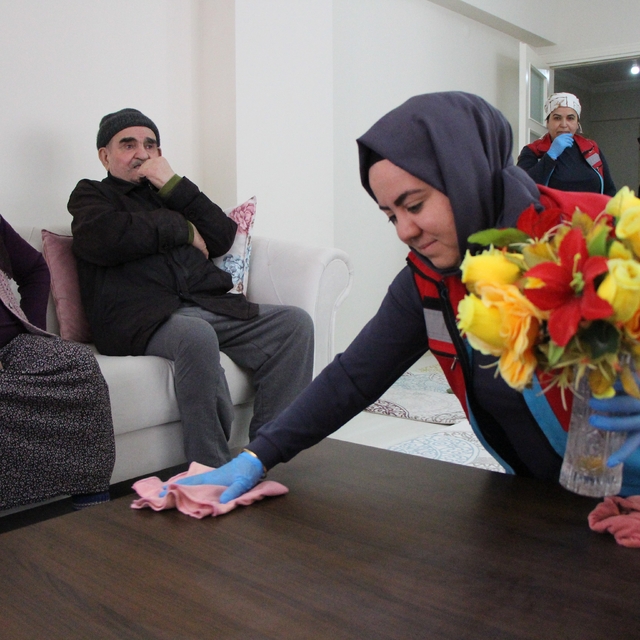 Amasya'da yaşlıların bayram temizliğini 'vefalı eller' yaptı