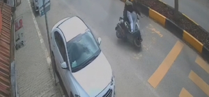 Devrilen motosikletteki 2 kişi yaralandı; kaza kamerada