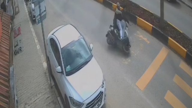 Devrilen motosikletteki 2 kişi yaralandı; kaza kamerada