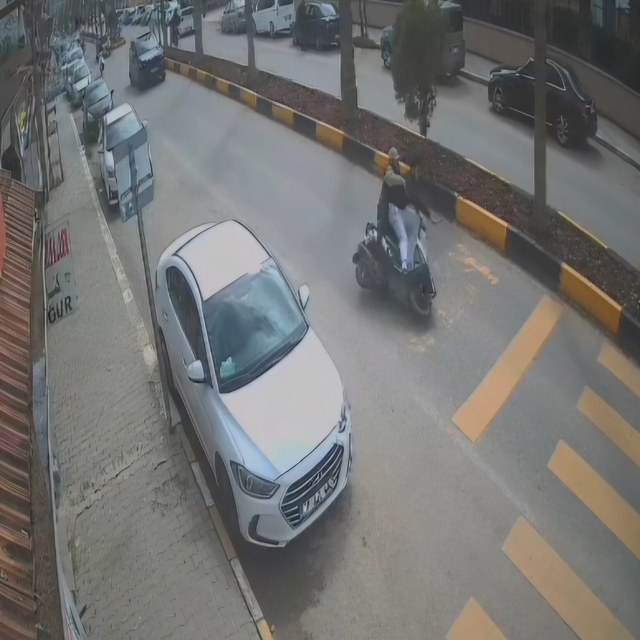 Devrilen motosikletteki 2 kişi yaralandı; kaza kamerada