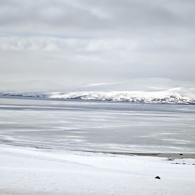 Nazik Gölü'nde buzların çözülmesi bu yıl gecikti
