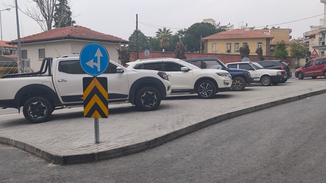 Alınan önlemler onları durdurmadı
Duyarsız sürücülerin park ihlalleri, yayaları mağdur etti