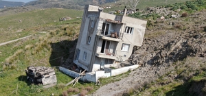Çiğli'de çöp tesisinin neden olduğu heyelan mahalleyi yutuyor