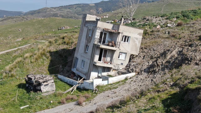 Çiğli'de çöp tesisinin neden olduğu heyelan mahalleyi yutuyor
