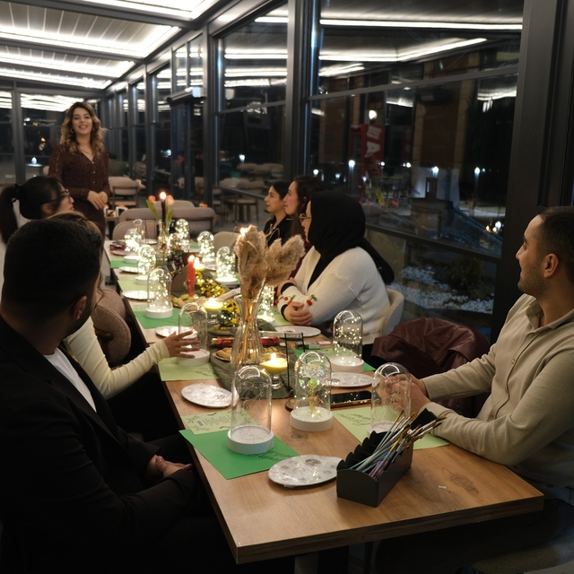 Ahlat'ta iftar sonrası cam fanus boyama etkinliği