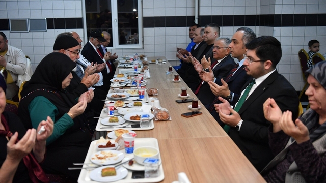 Başkan Büyükkılıç, Cumhurbaşkanı ile bayramlaştı, 'iftara 5 kala' programına ve huzurevi gönül sofrasına katıldı