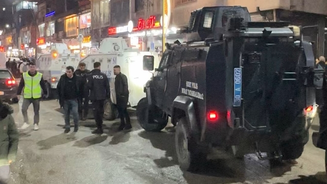 Yüksekova'da taşlı sopalı kavga: 1'i polis 2 yaralı