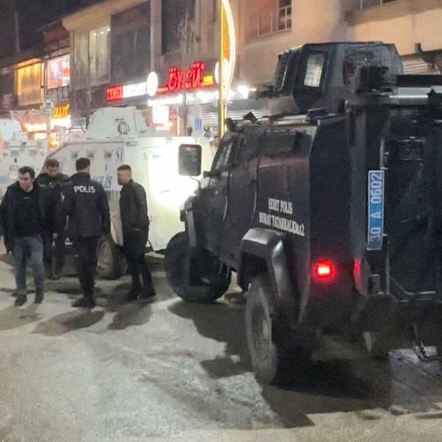 Yüksekova'da taşlı sopalı kavga: 1'i polis 2 yaralı