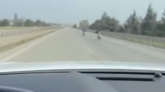 Bursa'da motor üstünde yatarak tehlikeli yolculuk
Bursa'da otoyolda yolunda pes dedirten görüntüler
Bursa'da 115 km hızla motosiklet üzerinde uzanarak ilerlediler