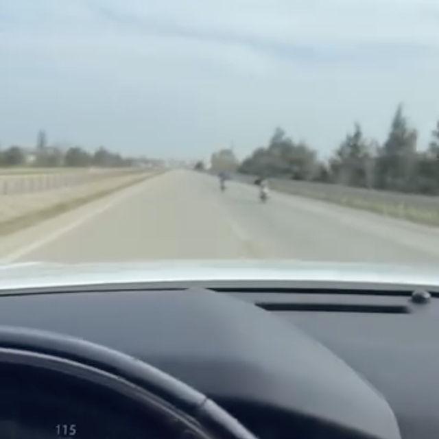 Bursa'da motor üstünde yatarak tehlikeli yolculuk
Bursa'da otoyolda yolunda...