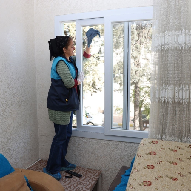 Akdeniz Belediyesi'nden ihtiyaç sahiplerine bayram temizliği desteği