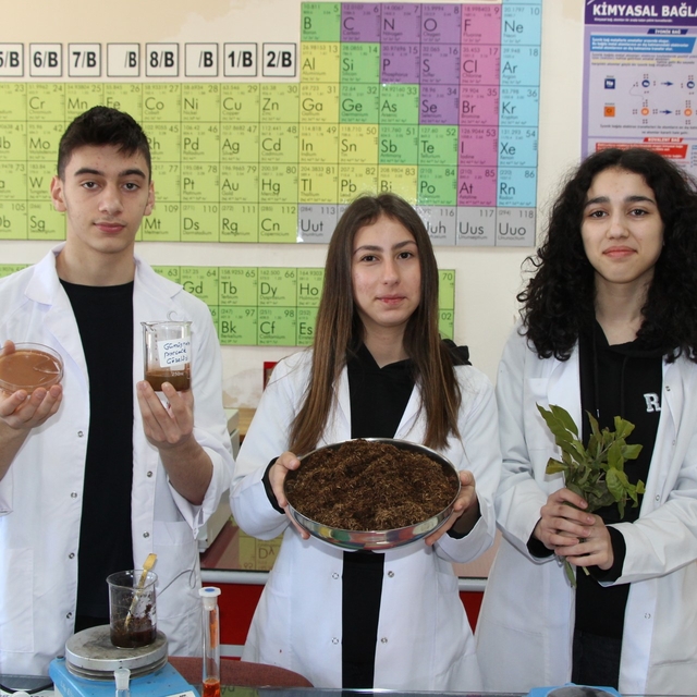 Çay atığından antibakteriyel ürün geliştirdiler
Liseliler çay atığını hijye...