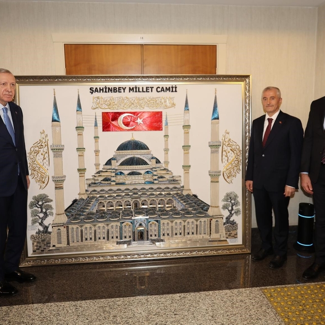 Cumhurbaşkanı Erdoğan'a Tahmazoğlu'ndan anlamlı hediye